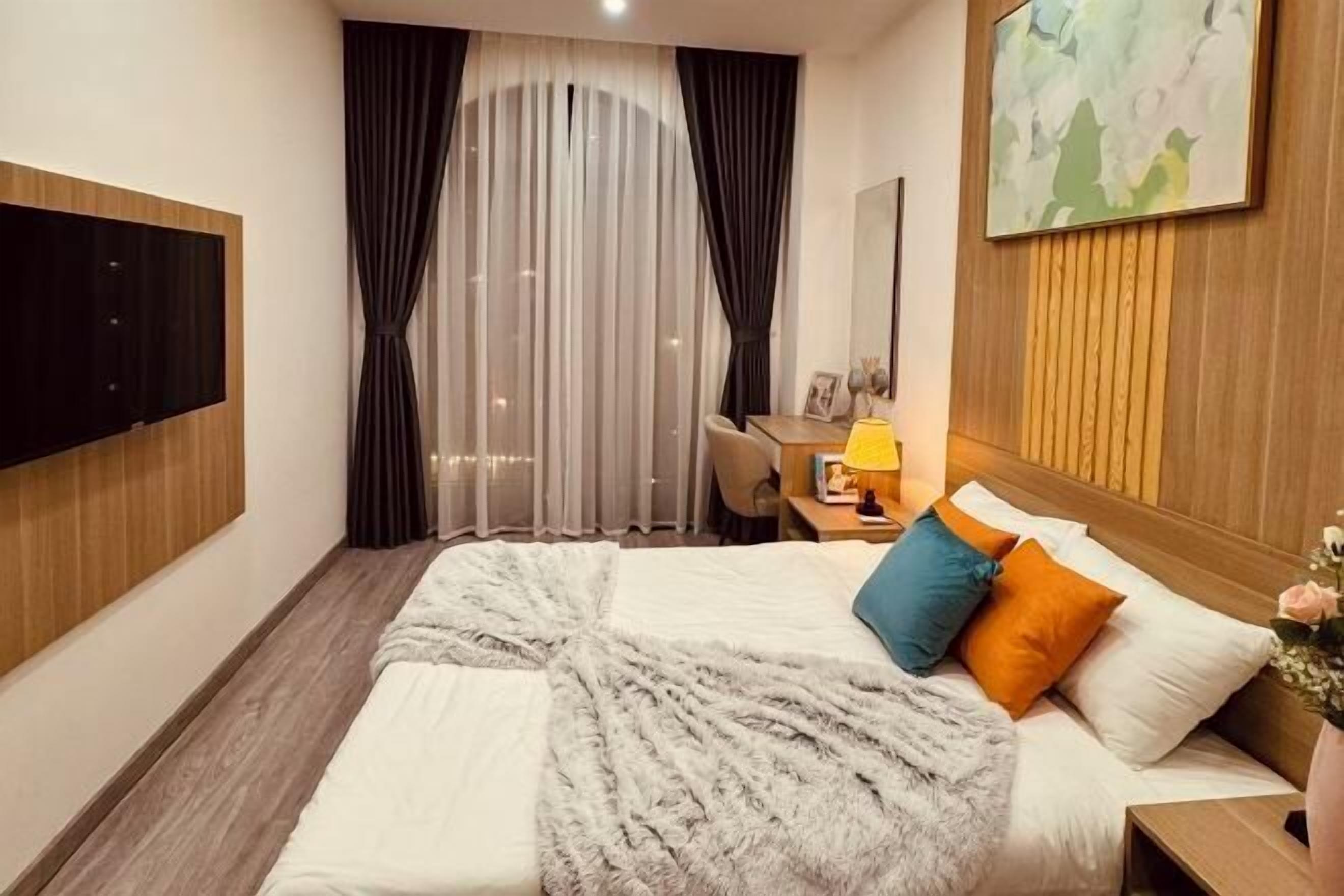 Premium bedding, down comforters, Select Comfort beds, laptop workspace