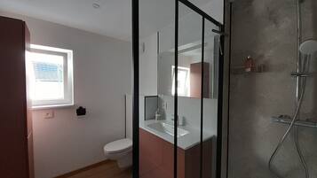 Douche, sèche-cheveux, serviettes fournies, savon