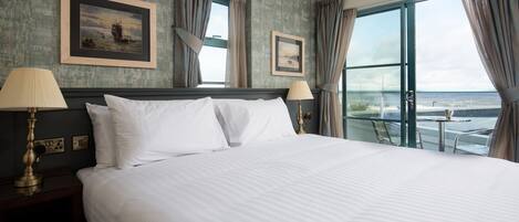 Double or Twin with Balcony | 1 dormitorio, caja fuerte, escritorio y tabla de planchar con plancha