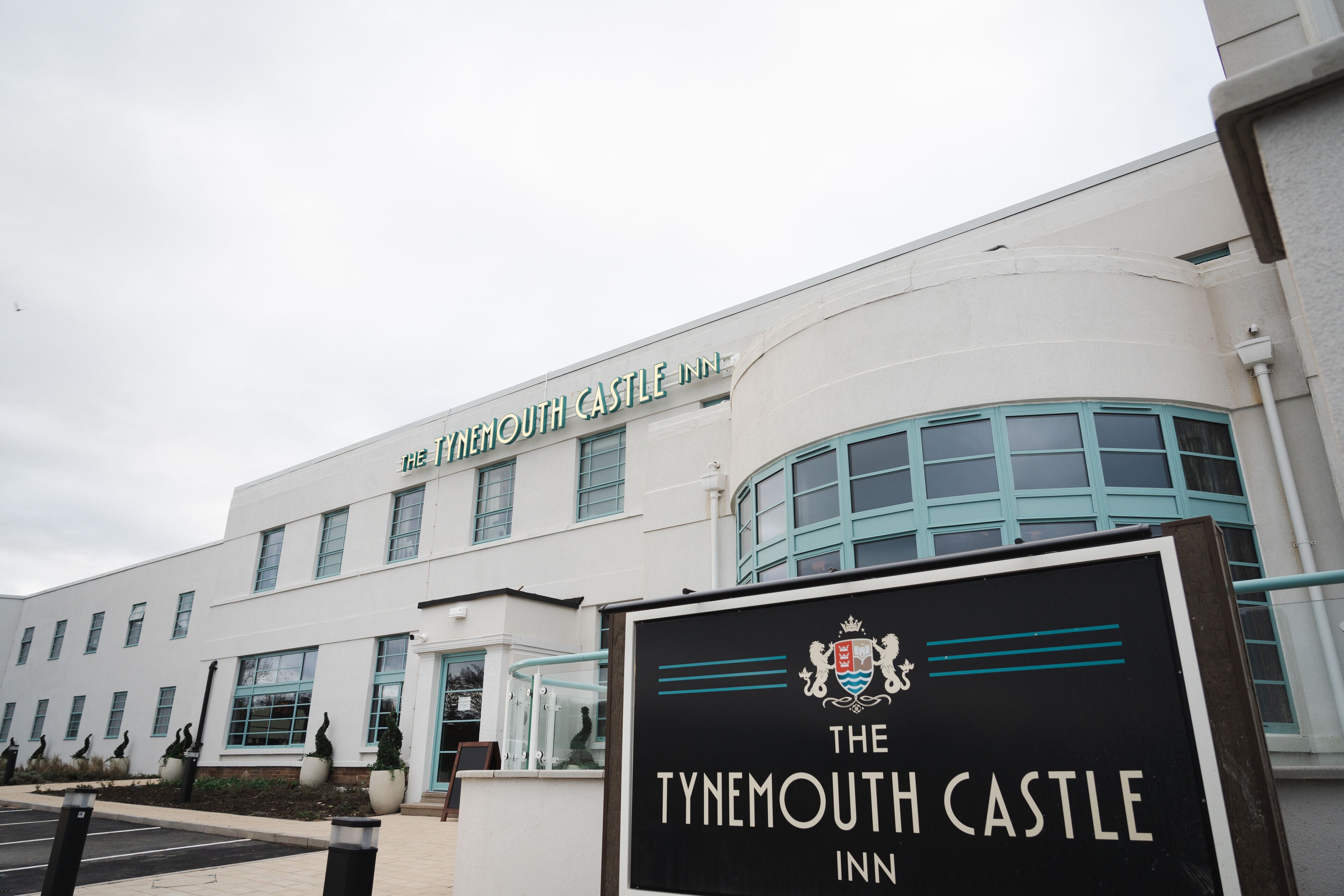 El Tynemouth Castle Inn, con un cartel llamativo y una fachada moderna.