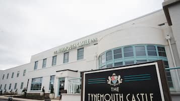 El Tynemouth Castle Inn, con un cartel llamativo y una fachada moderna.