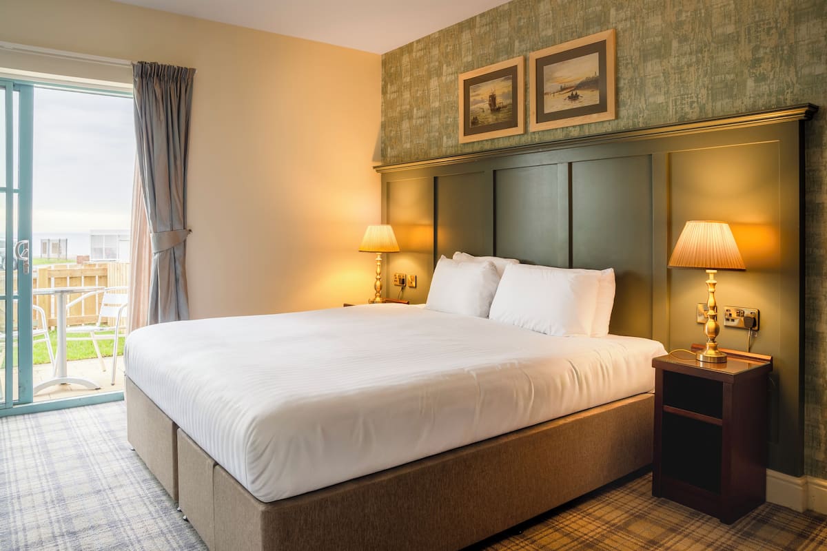 Double or Twin Room with Garden | Zimmersafe, Schreibtisch, Bügeleisen/Bügelbrett, kostenloses WLAN