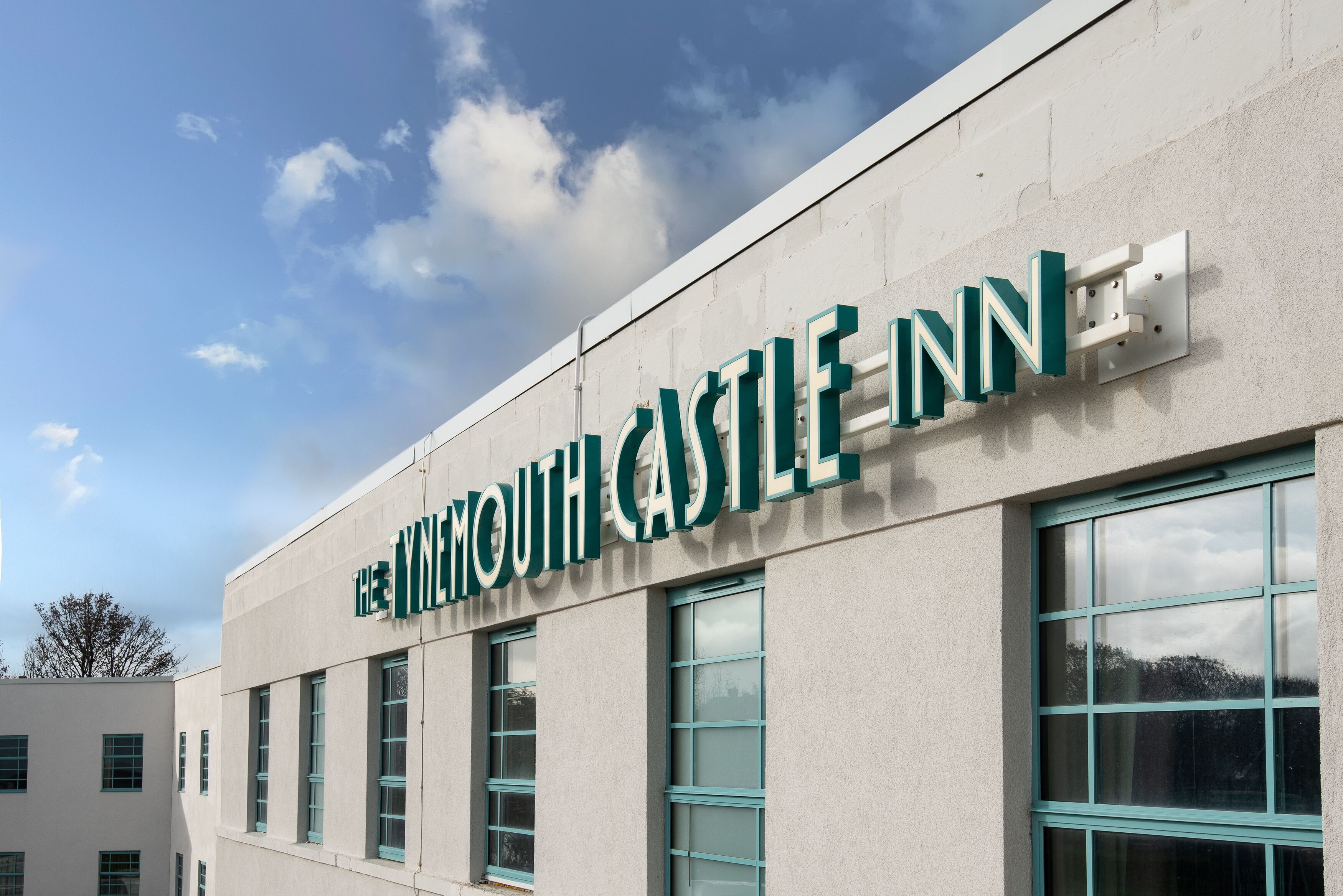 L'esterno del The Ynmouth Castle Inn, con cielo sereno.
