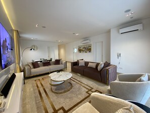 Luxury Condo | Living area | 55-inch Smart TV with cable channels, TV, Netflix - Mastermindsluxuryliving (Lagos)