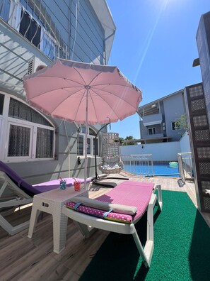 Piscine extérieure (ouverte en saison), parasols de plage