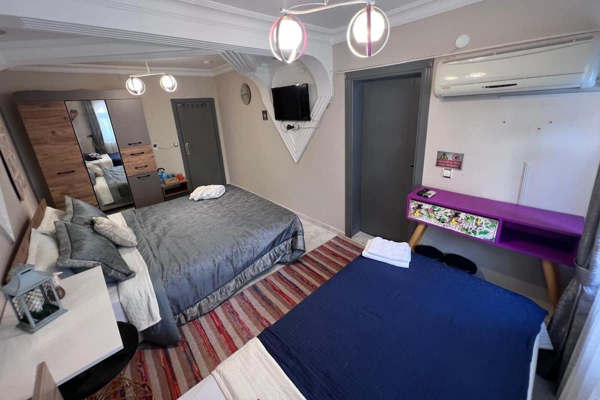 Habitación superior, varias camas | Ropa de cama hipoalergénica, escritorio y cortinas blackout