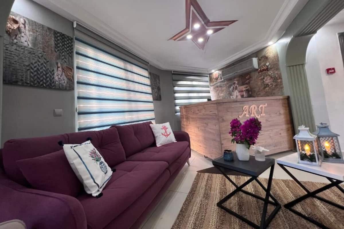 Ein modernes Wohnzimmer mit einer Couch, einem Couchtisch und einer Wanddekoration.