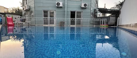 季節性室外游泳池,開放時間為 09:30 至 18:00,提供泳池遮陽傘和日光浴躺椅