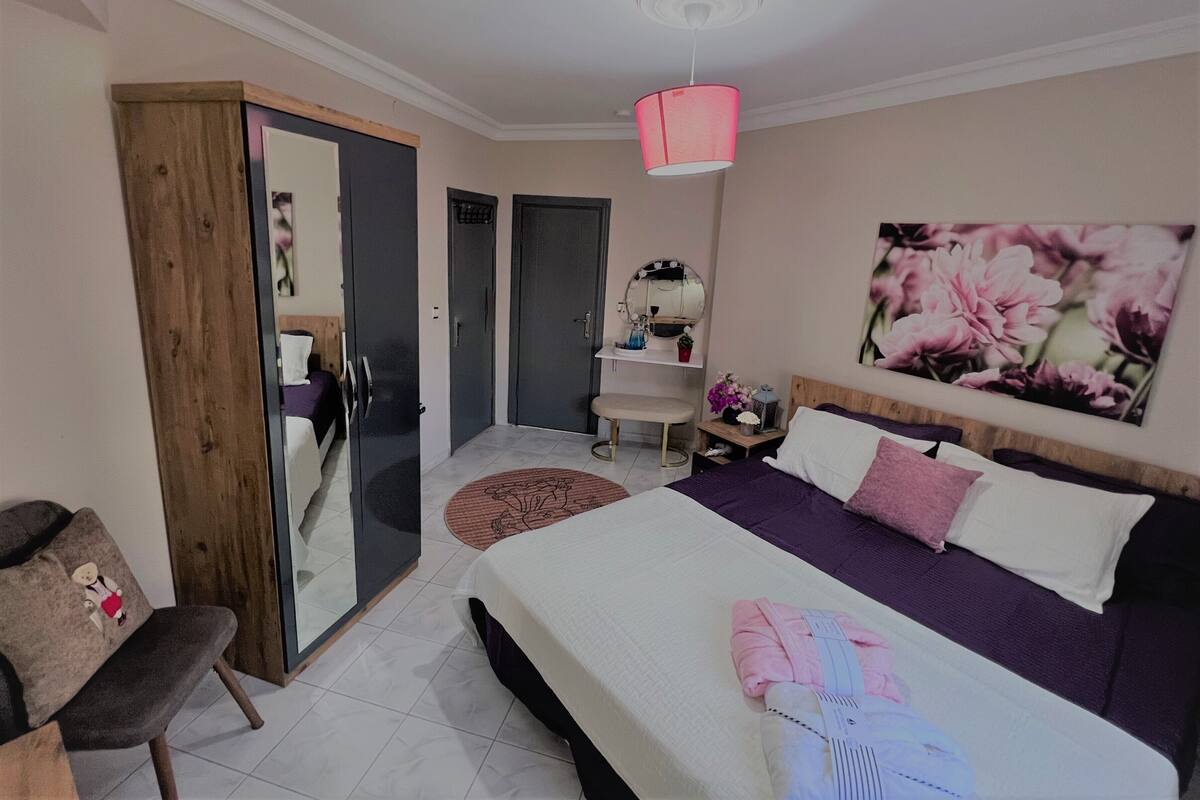 Standard Room | Hypo-allergenic bedding available, desk, blackout drapes
