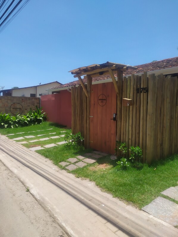 A wooden gate with a sign reading "Villatennis Suites." - Villa Tennis (Ubatuba)