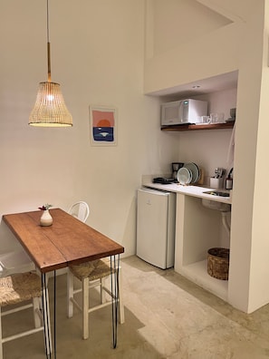 Mini-Kühlschrank, Mikrowelle, Reinigungsartikel, Esstisch
