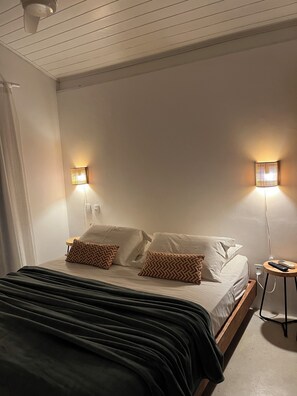 Desk, laptop workspace, free WiFi, bed sheets - Villa Tennis (Ubatuba)