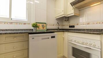 Jääkaappi, mikroaaltouuni, uuni, astianpesukone