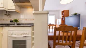 Een koelkast, een magnetron, een oven, een vaatwasser