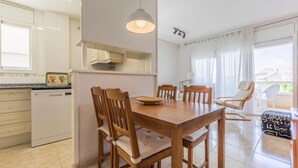 Eine moderne Küche mit Holzkreisen, einem Esstisch und einer Pendelleuchte.
