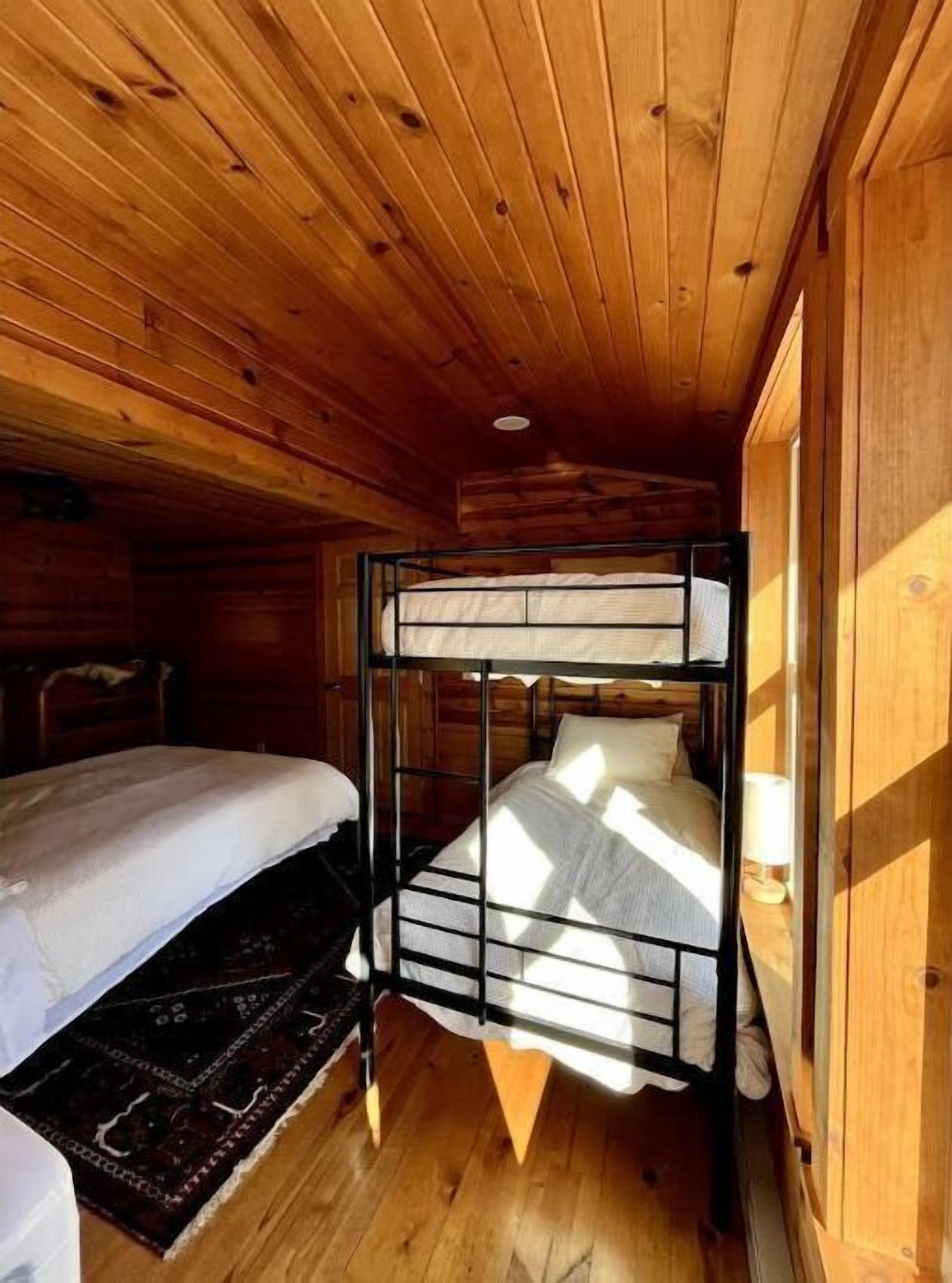 Cozy 2 Bedroom Cabin with Hot Tub