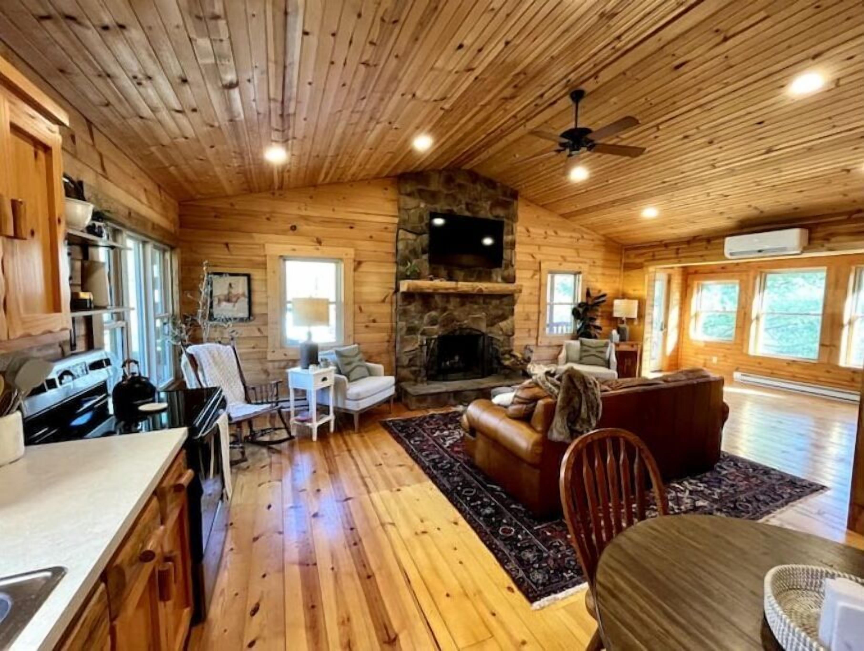 Cozy 2 Bedroom Cabin with Hot Tub