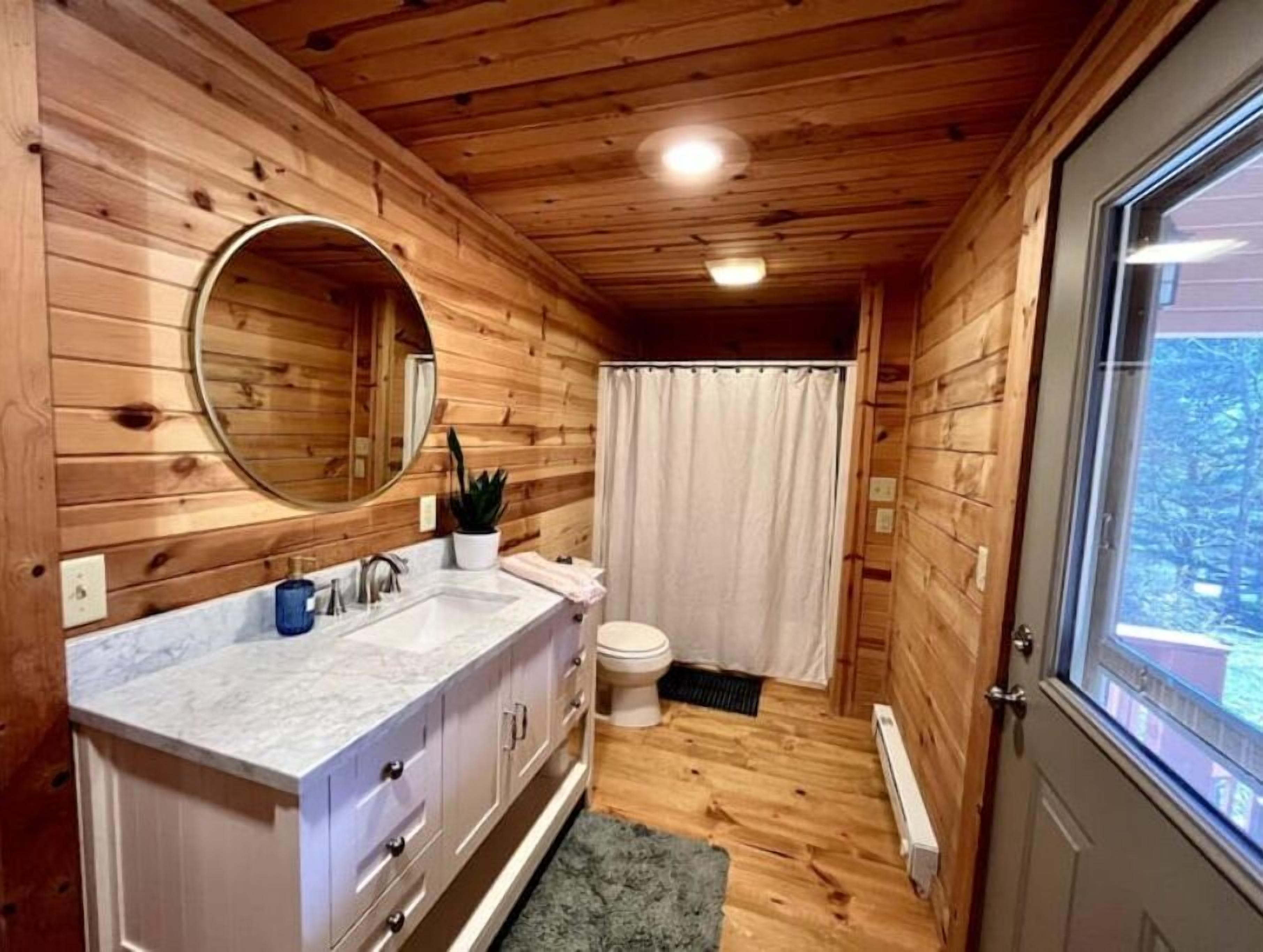 Cozy 2 Bedroom Cabin with Hot Tub