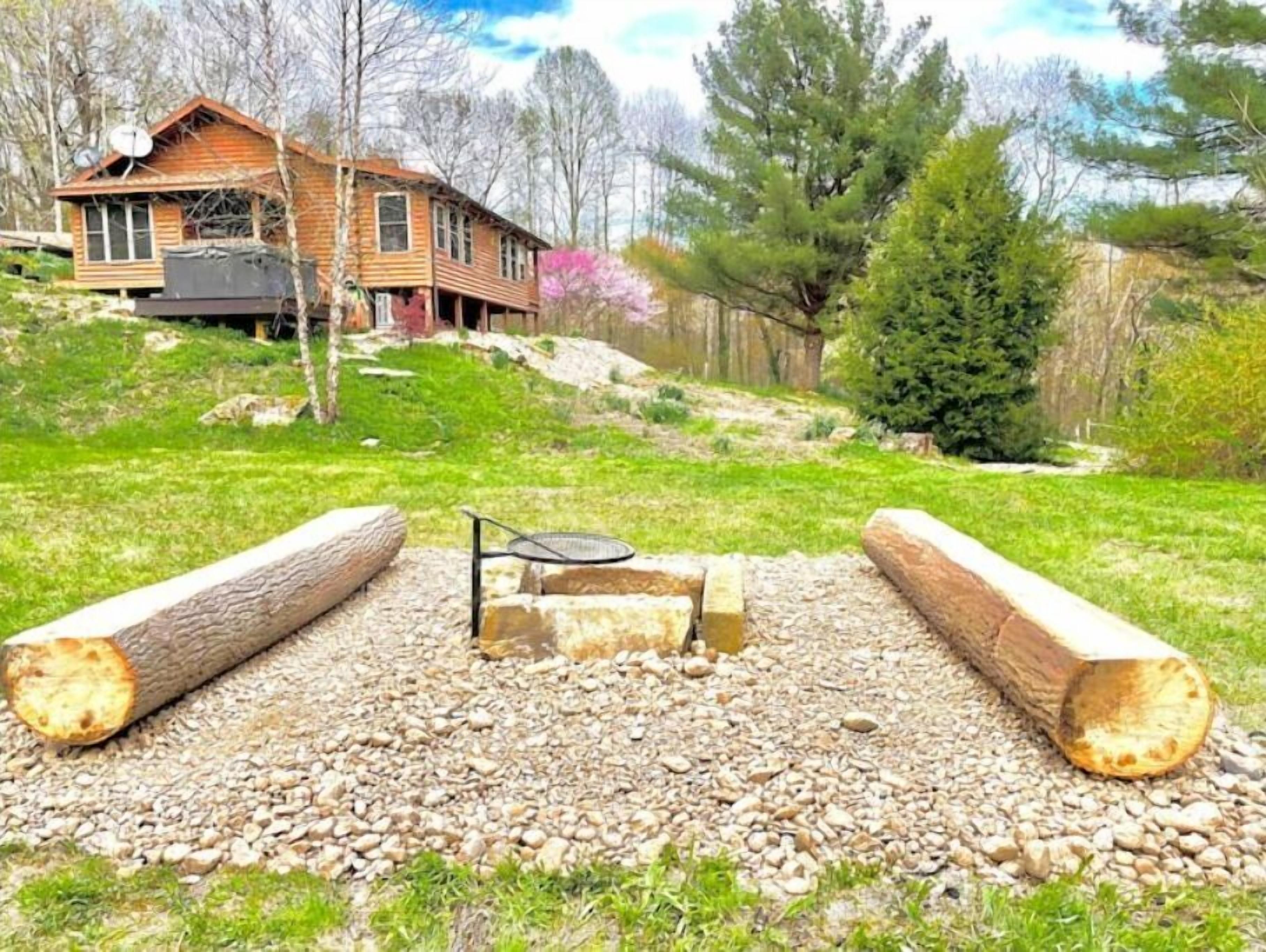 Cozy 2 Bedroom Cabin with Hot Tub