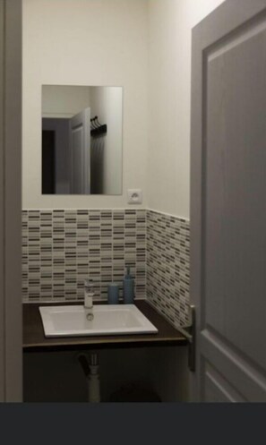 Douche, sèche-cheveux, serviettes fournies, savon