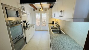 Fridge, microwave, oven, dishwasher - Seaviews AC viilla 8 people near beach (Son Bou)