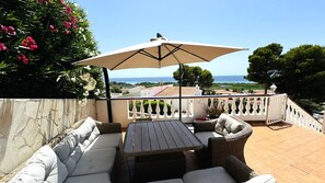 Outdoor dining - Seaviews AC viilla 8 people near beach (Son Bou)