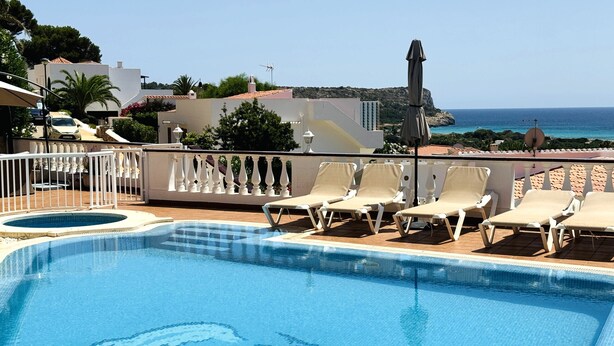 A pool area with lounge chairs and a view of the sea. - Seaviews AC viilla 8 people near beach (Son Bou)