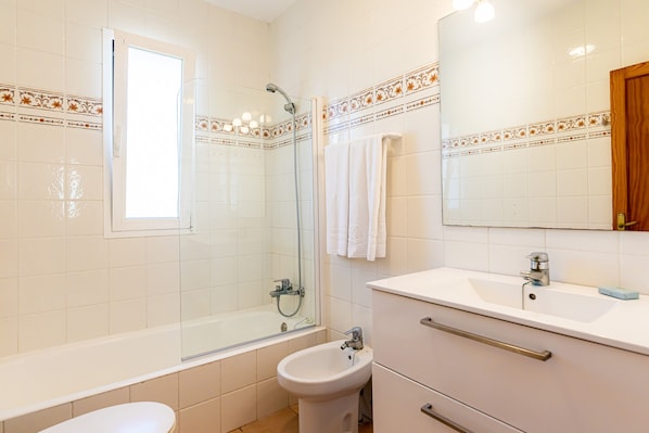 浴槽、ヘアドライヤー、タオル