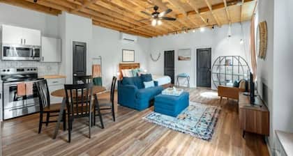 Charming & Spacious Hideaway by Downtown Bryan