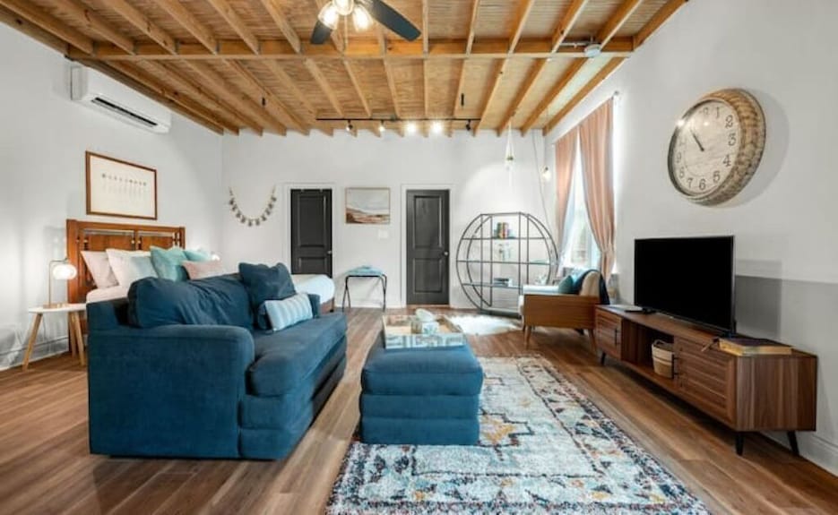 Charming & Spacious Hideaway By Downtown Bryan - Bryan, TX