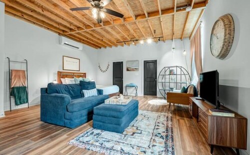 Charming & Spacious Hideaway by Downtown Bryan