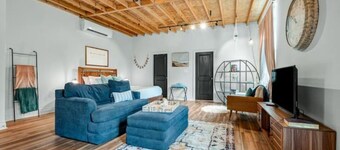 Charming & Spacious Hideaway by Downtown Bryan