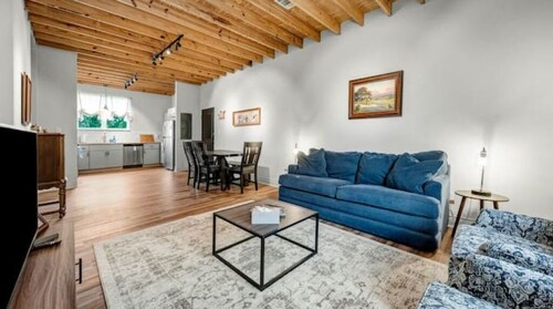 5-Star 2BR: Clean, Comfy, SuperHost Hospitality