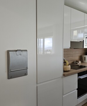 Kühlschrank, Mikrowelle, Ofen, Geschirrspüler