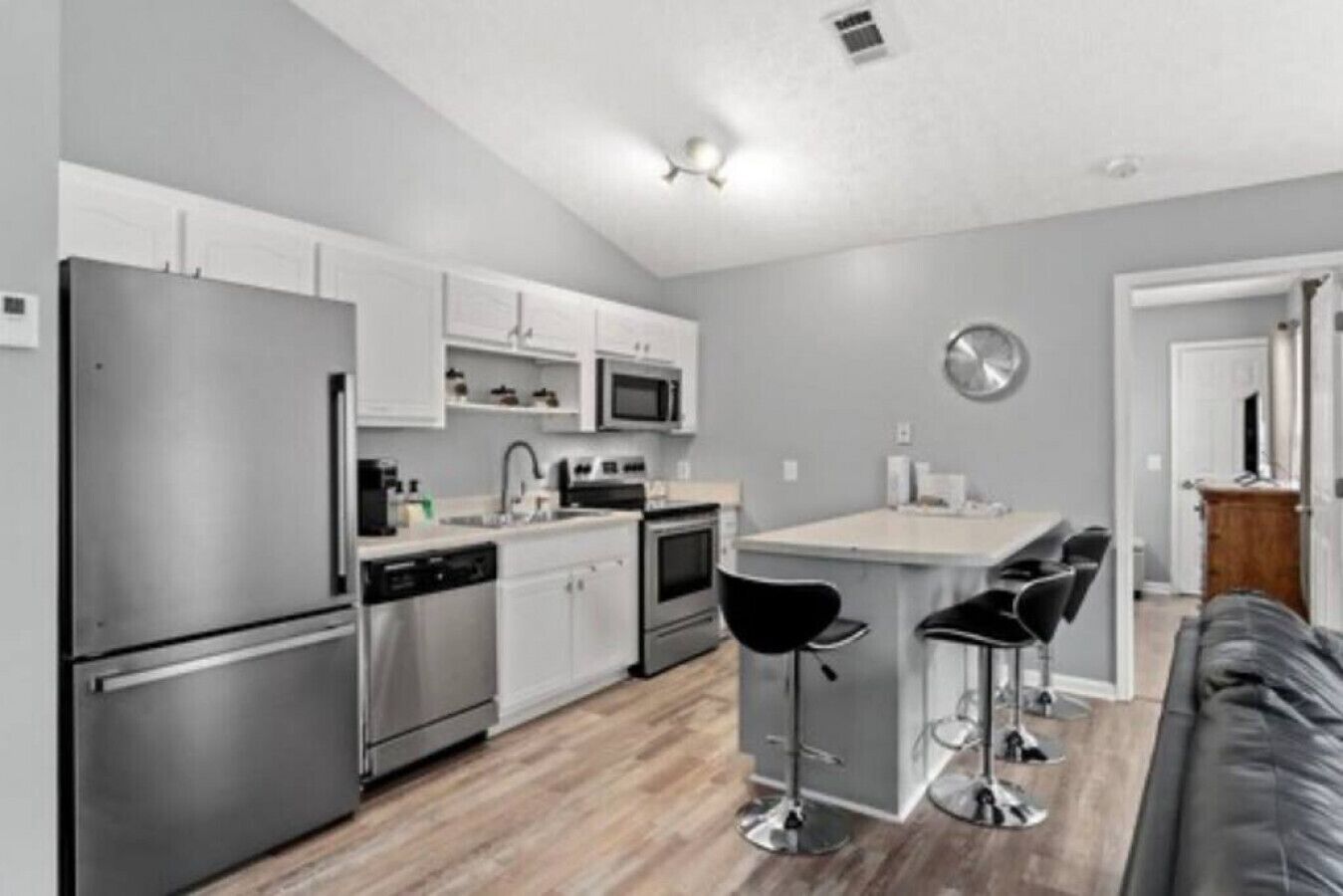 6100 Pinetree Ave · Beach Sunshine House