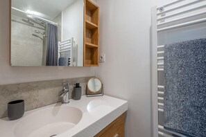 Séchoir à cheveux, serviettes fournies