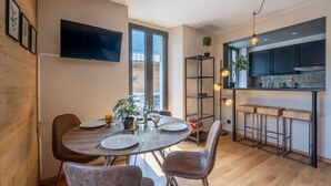 A modern kitchen with a dining area. - Apartment overlooking Mont Blanc with parking (Chamonix-Mont-Blanc)