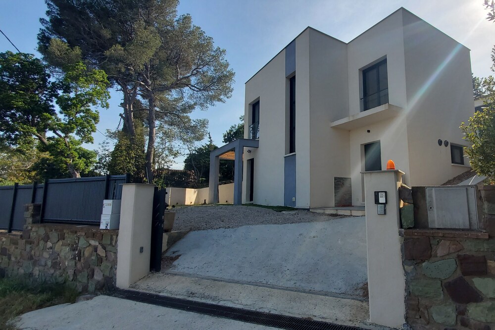 New house with garden and sea view in Fréjus