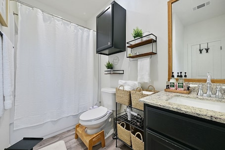 Shower, hair dryer, towels, soap. Cozy Cottage: Steps from LSU & Minutes to Downtown