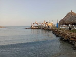 鄰近海灘、白沙、海灘酒吧