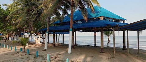 Pantai di sekitar, pasir putih, dan bar pantai