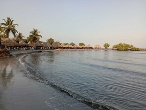 Perto da praia, areia branca, bar na praia