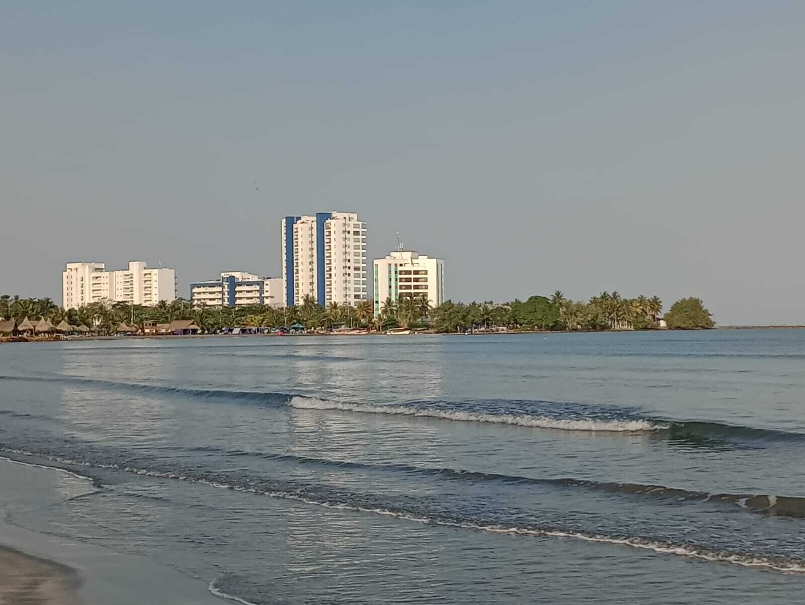 Una playa cerca, arena blanca, bar en la playa