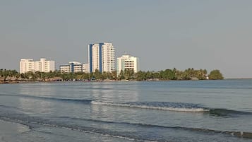 Una playa cerca, arena blanca, bar en la playa