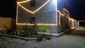 Un edificio con fachada de ladrillo y una serie de luces que delinean su estructura.