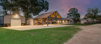 Brazoria Riverside Family Paradise!