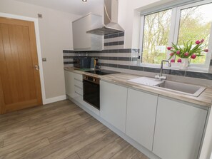 Fridge, electric kettle, toaster, cookware/dishes/utensils - Bwthyn Cae'r Efail (Rhosgoch)