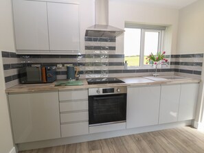 Fridge, electric kettle, toaster, cookware/dishes/utensils - Bwthyn Cae'r Efail (Rhosgoch)