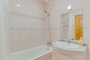 Family House | Bathroom | Rainfall showerhead, hair dryer, towels, soap - Esfera I (Santa Cruz)