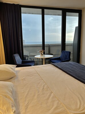 Deluxe studio suite, 1 kingsize bed met slaapbank, uitzicht op zee, in toren | Uitzicht op strand/zee